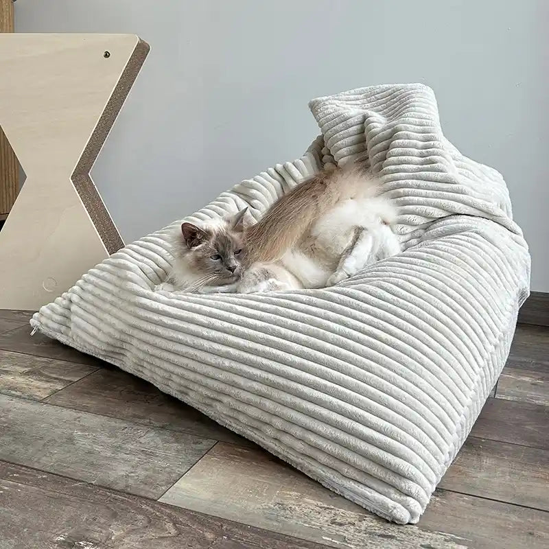 Coussinnerie Design Chat - Velours Taupe ou Ecru - Modèles Berlingot Coussin Cube