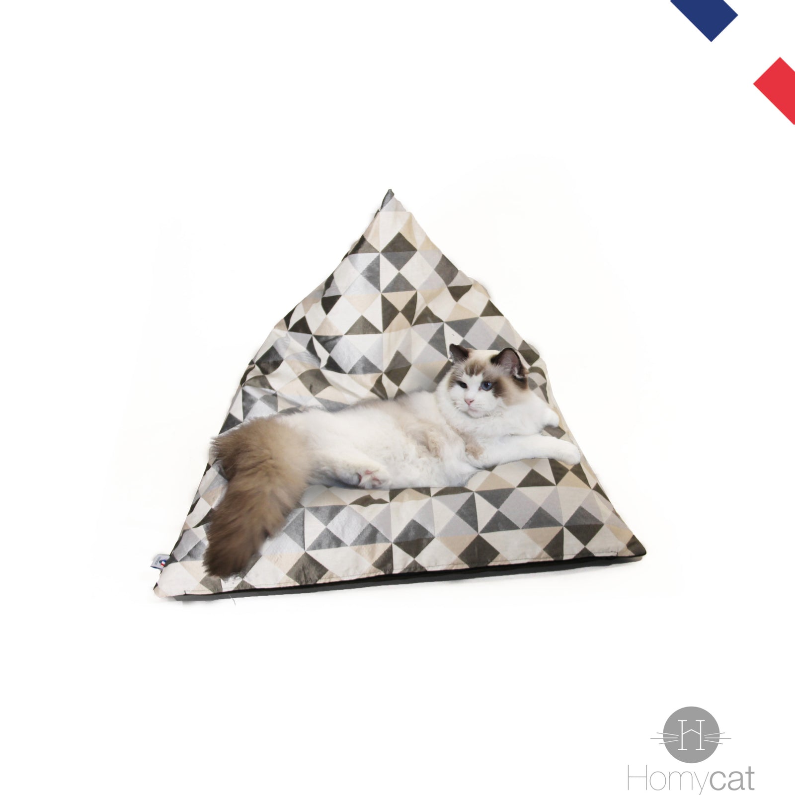 Chat qui dors sur un Berlingot Triangle écrus de chez Homycat