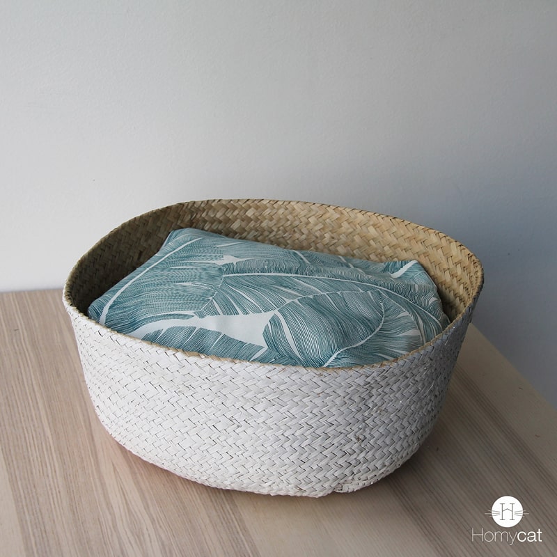 chat-mainecoon-dans-panier-cabane-niche-chat-blanc-pompons-deco-design-salon-homycat-grand-jonc