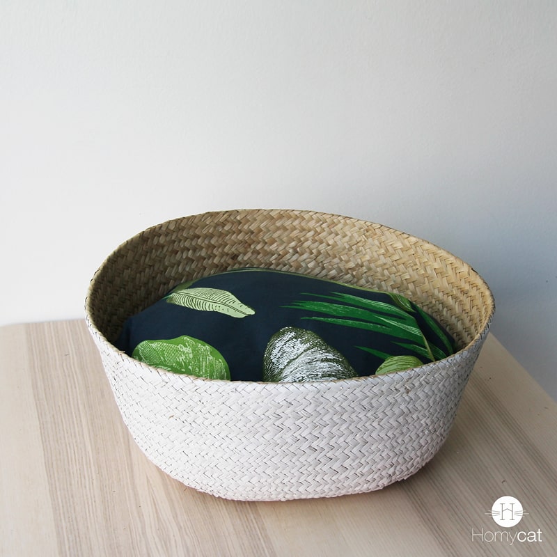 chat-mainecoon-dans-panier-cabane-niche-chat-blanc-pompons-deco-design-salon-homycat-grand-jonc