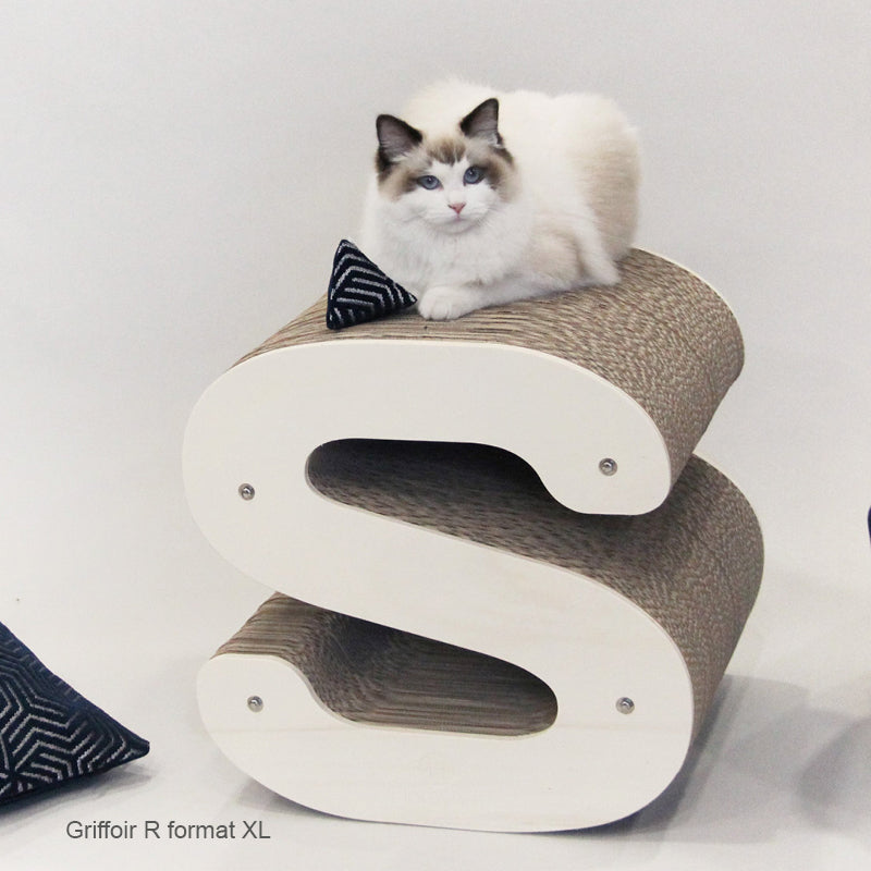 maison-chat-griffoir-discret-beau-design-lettre-S-alphabet