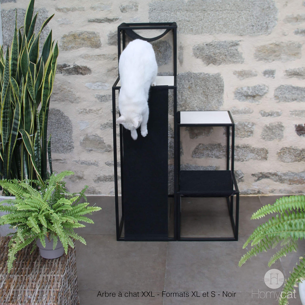 Arbre à chat Elégance de Homycat, un chat utilise le griffoir 