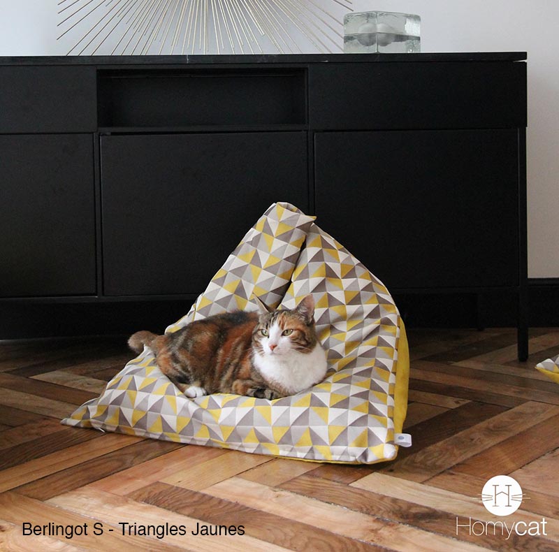 Chat allongé sur un Berlingot S triangles jaunes de chez Homycat