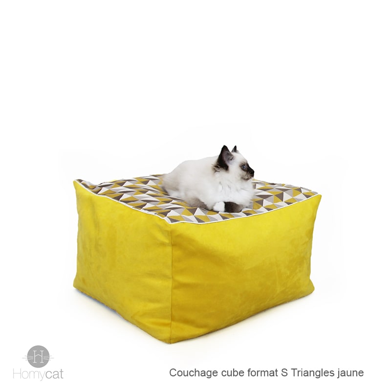 Chat allongé sur un cube format S Triangles jaune de chez Homycat