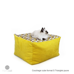 Chat allongé sur un cube format S Triangles jaune de chez Homycat