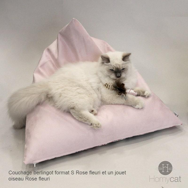 Chat avec un jouet oiseau sur un berlingot fleuri rose de chez homycat