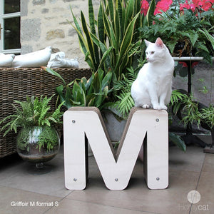 M-chat-blanc-percher-griffoir-design-forme-lettre-nature