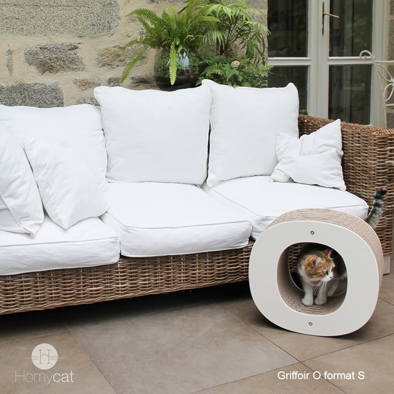 griffoir-rond-lettre-O-cachette-canapé-jardin